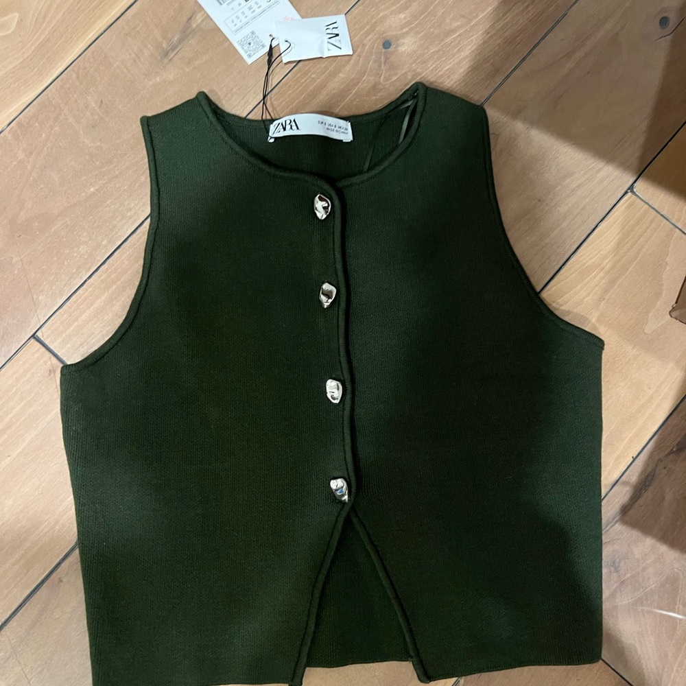 Crop hunter green top with buttons